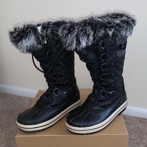 Black Lined Snow Boots With Faux Fur
